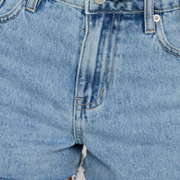 Top Tier Mid Rise Denim Shorts Light Wash Petite