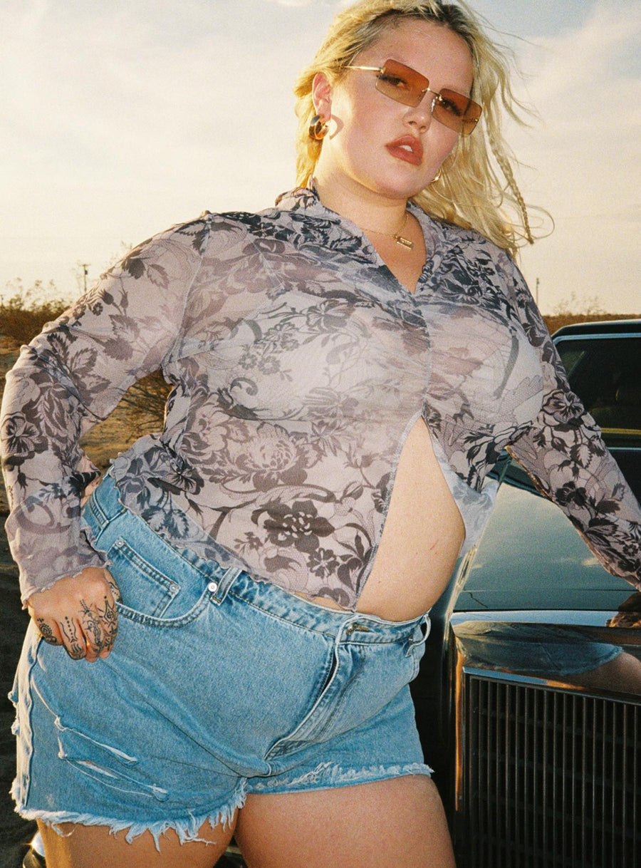 On Tour Denim Mom Short Curve Light Blue