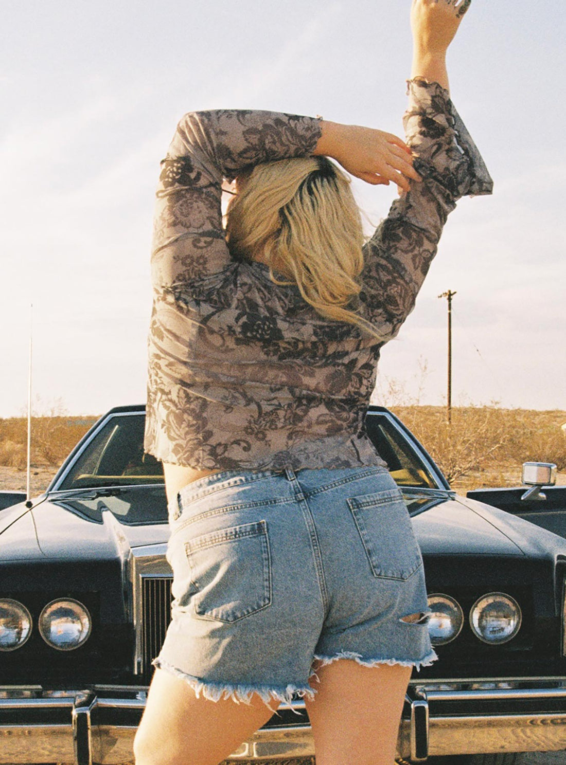 On Tour Denim Mom Short Curve Light Blue