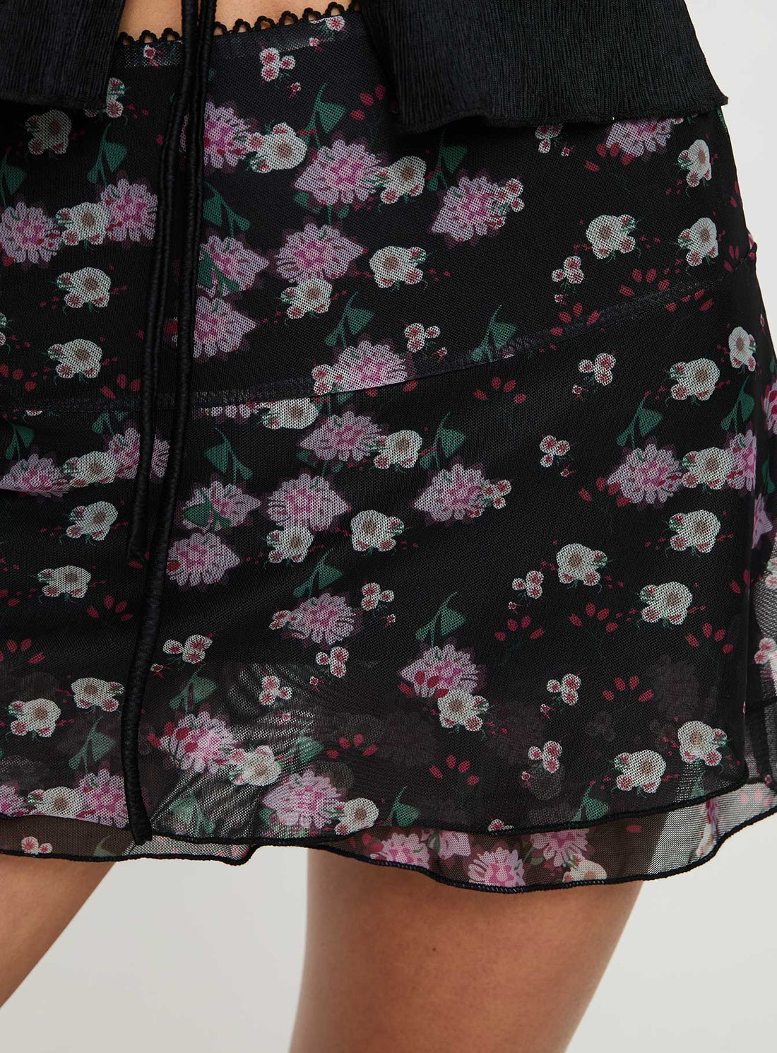 Sunny Skies Mini Skirt Black Floral